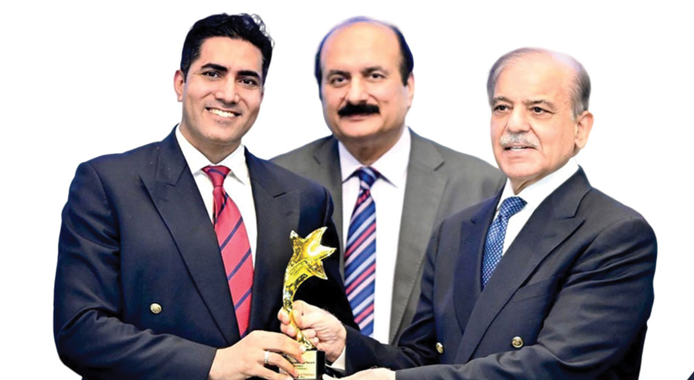 Rizwan Anwar receiving the Pakistan Youth Excellence Award